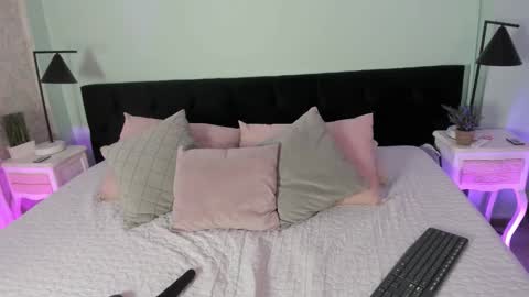 lily  online show from October 21, 8:45 pm