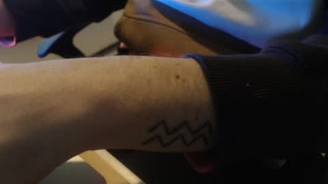 lil_j_ online show from April 13, 8:18 am