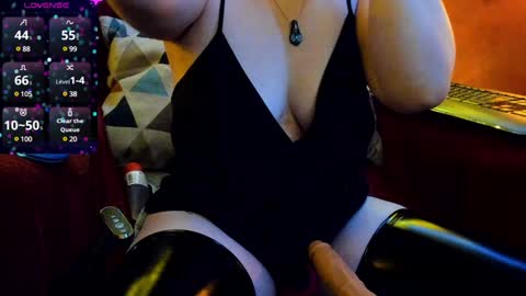 Snapshot of lil_miss_kamisama chatting on December 7, 4:15 am Troya online show from December 7, 4:15 am