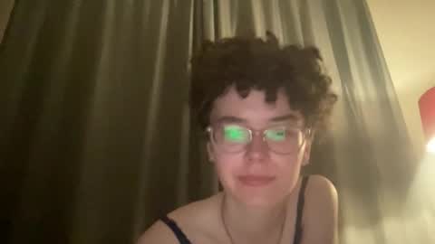 lilac_dreamsss online show from May 20, 11:11 pm