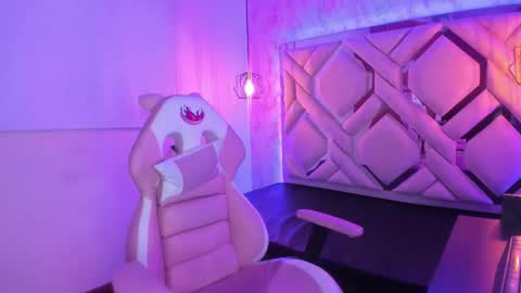 lili_evanss online show from October 24, 1:23 pm