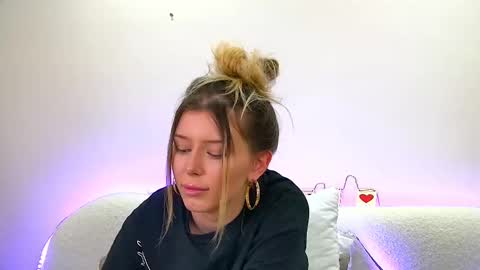 Mia online show from February 17, 1:11 pm