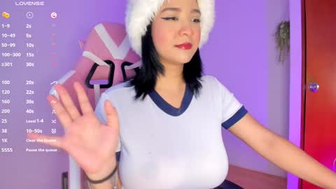 Snapshot of lilian_vergara chatting on December 27, 9:54 pm holis soy lily chang no olvides el pulgar arriba es muy importante para mi 3 independent model online show from December 27, 9:54 pm