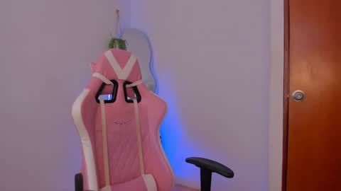 Snapshot of lilian_vergara chatting on January 28, 8:36 pm holis soy lily chang no olvides el pulgar arriba es muy importante para mi 3 independent model online show from January 28, 8:36 pm