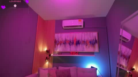 holis soy lily chang no olvides el pulgar arriba es muy importante para mi 3 independent model online show from April 6, 7:48 pm