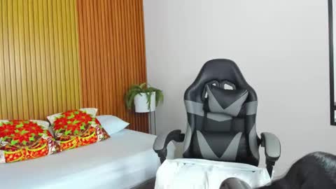 L I L I online show from December 3, 7:25 pm