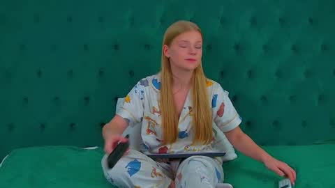 lilitrosen online show from September 15, 6:09 pm