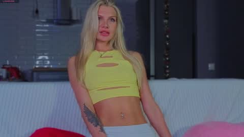 lilly_lux online show from May 16, 3:33 pm
