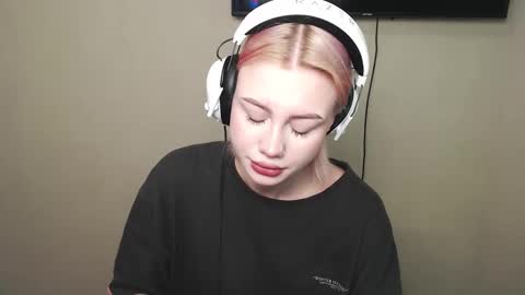 Snapshot of linacute52 chatting on October 15, 9:54 am linacute52 online show from October 15, 9:54 am