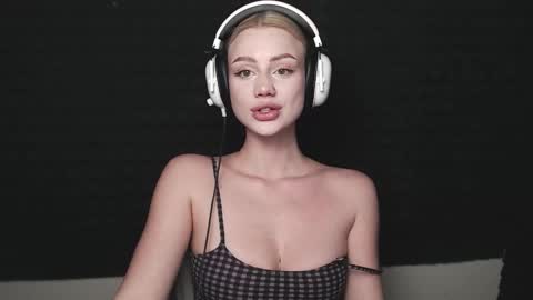 linacute52 online show from November 13, 7:38 pm