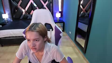 Snapshot of linda4petite chatting on February 22, 6:41 pm Linda online show from February 22, 6:41 pm