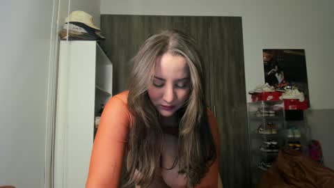 Snapshot of lindabluee chatting on December 4, 1:41 am Nia online show from December 4, 1:41 am