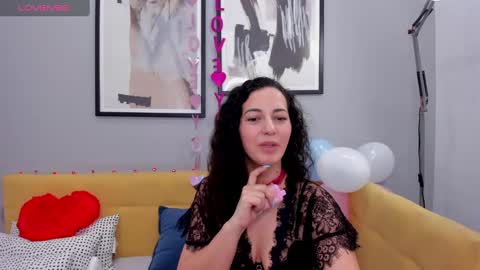 Snapshot of lindainsatiable chatting on February 14, 1:34 am Linda online show from February 14, 1:34 am
