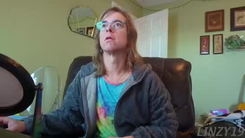 Linzy19 online show from November 17, 2:30 pm