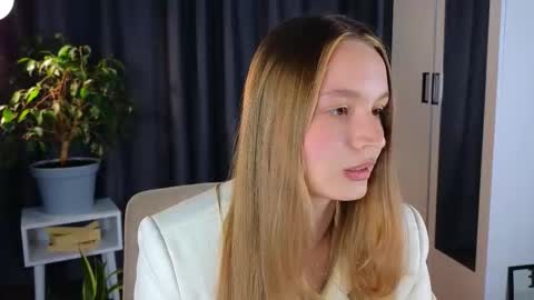 Snapshot of lisa_schiele chatting on September 13, 8:11 pm Elisabeth or Lisa online show from September 13, 8:11 pm
