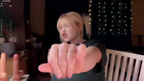 -Lisa- Help me to reach 100 thumbs up3 online show from February 14, 9:06 pm