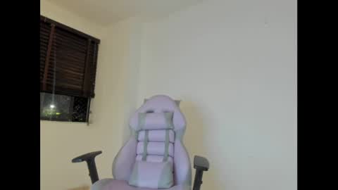 Snapshot of litlle_danni chatting on February 23, 12:08 am Danni online show from February 23, 12:08 am