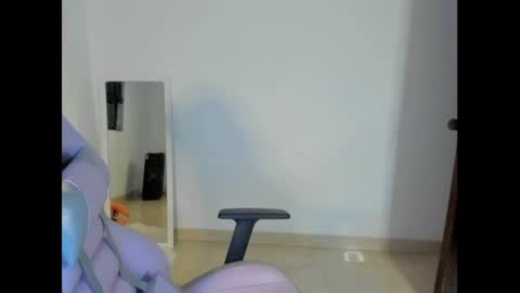 Snapshot of litlle_danni chatting on February 28, 1:05 am Danni online show from February 28, 1:05 am