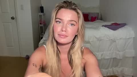 Snapshot of littlemaryjane19 chatting on September 9, 7:03 pm Marciabrady online show from September 9, 7:03 pm