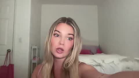 Snapshot of littlemaryjane19 chatting on September 19, 8:34 pm Marciabrady online show from September 19, 8:34 pm