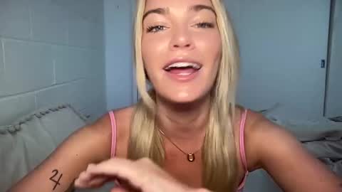 Snapshot of littlemaryjane19 chatting on February 25, 10:09 pm Marciabrady online show from February 25, 10:09 pm