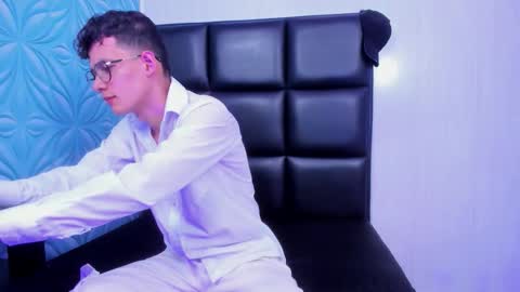 MAX online show from September 30, 12:04 pm