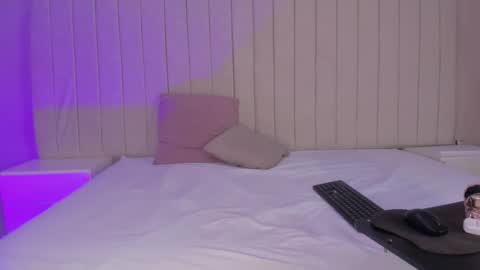 Snapshot of littleoliviia_ chatting on February 4, 4:08 pm im olivia IG littleolivia01 online show from February 4, 4:08 pm