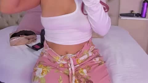 Snapshot of littleoliviia_ chatting on February 8, 1:54 pm im olivia IG littleolivia01 online show from February 8, 1:54 pm