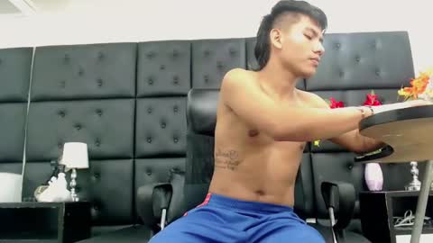 littletommy01 online show from February 12, 5:05 am