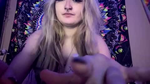Snapshot of lizz44887 chatting on February 25, 6:23 pm Lizz online show from February 25, 6:23 pm