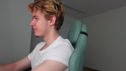 LOGAN FRASER online show from November 1, 2:27 pm