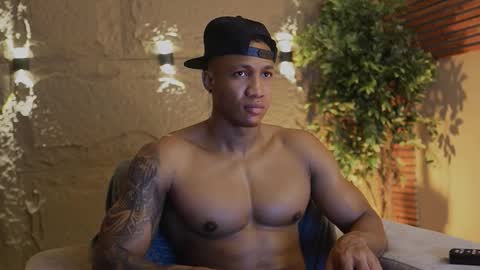 logan_varela online show from November 10, 1:25 pm