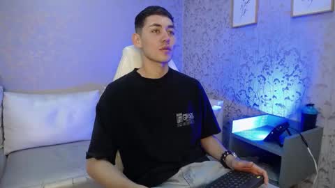 Loganfoster  online show from December 13, 8:37 pm