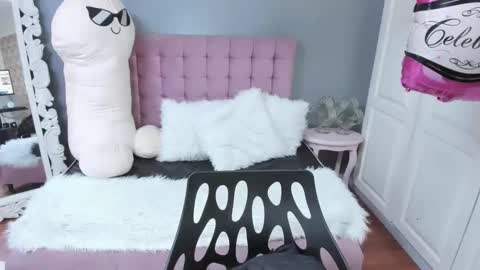 Lola  online show from October 7, 1:07 pm