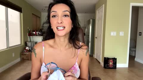 Snapshot of lola_la_lita chatting on September 18, 6:01 pm lola_la_lita online show from September 18, 6:01 pm