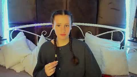 Lola online show from July 4, 3:37 pm