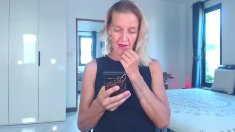 Lola online show from April 1, 10:05 am