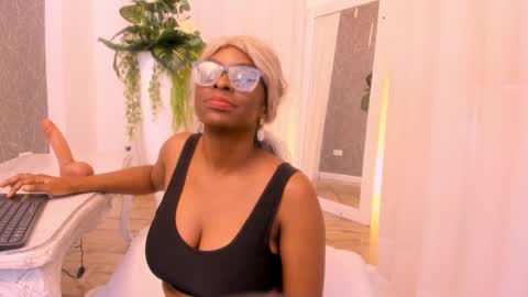 lola online show from November 17, 2:52 pm