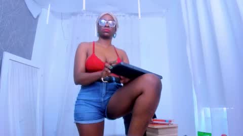 lola online show from November 24, 1:10 pm