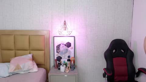 Snapshot of lolamaxi chatting on February 21, 9:34 am LOLA online show from February 21, 9:34 am
