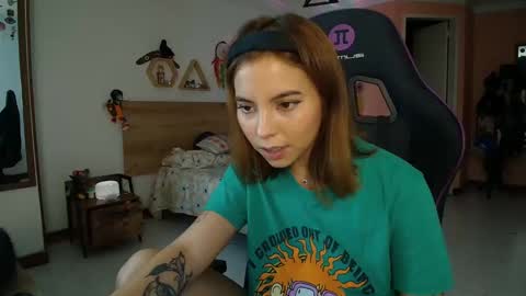 Snapshot of lolaverse chatting on February 27, 9:04 pm Lola doll online show from February 27, 9:04 pm