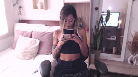 Snapshot of lolis_sweet_submisive chatting on January 24, 6:25 pm Dear tippers follow me on my new cb account lennarogers online show from January 24, 6:25 pm