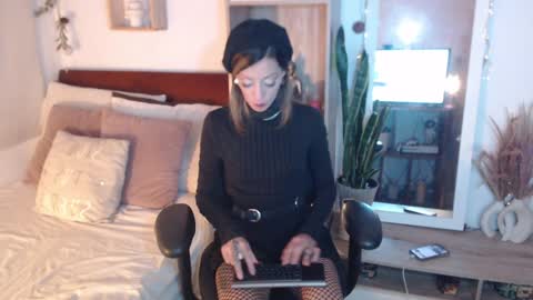 Snapshot of lolis_sweet_submisive chatting on January 4, 1:10 am Dear tippers follow me on my new cb account lennarogers online show from January 4, 1:10 am