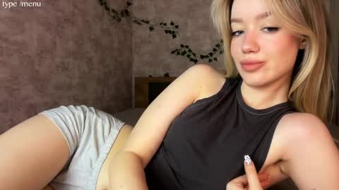 Mia online show from April 5, 6:32 am