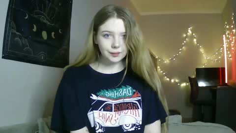 Snapshot of lollylol11 chatting on January 17, 3:43 pm Lilly online show from January 17, 3:43 pm