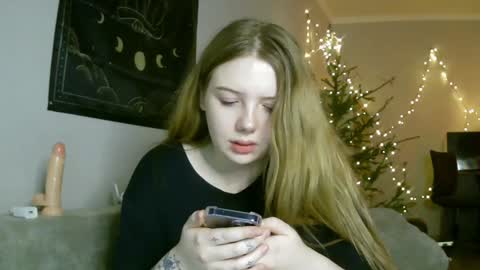 Snapshot of lollylol11 chatting on January 11, 10:18 pm Lilly online show from January 11, 10:18 pm