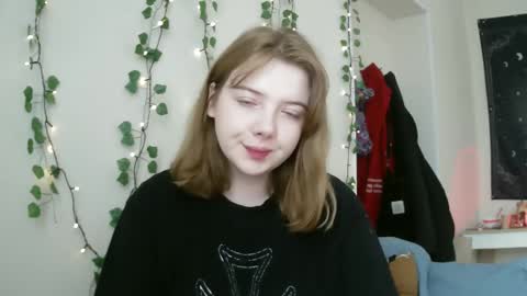 Snapshot of lollylol11 chatting on March 11, 10:18 am Lilly online show from March 11, 10:18 am