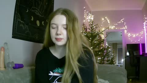 Snapshot of lollylol11 chatting on January 9, 4:49 pm Lilly online show from January 9, 4:49 pm