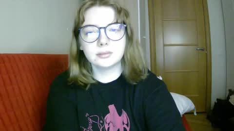 Snapshot of lollylol11 chatting on February 3, 7:18 am Lilly online show from February 3, 7:18 am
