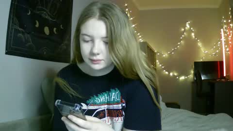 Snapshot of lollylol11 chatting on January 19, 3:32 pm Lilly online show from January 19, 3:32 pm